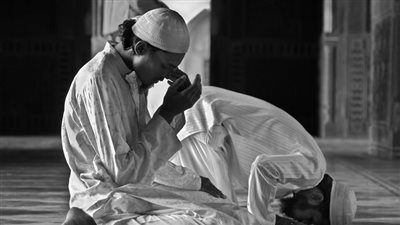 حكم الوضوء عاري@ا للرجل والمرأة في الحمام.. الإفتاء ترد