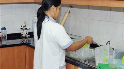خادمة تدخل الحمام لتفعل شيء عجيب