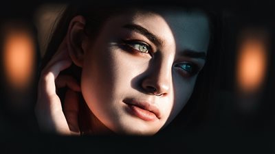 أخذ الزوج هاتف زوجته المشابِهَ لهاتفه