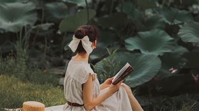 فتاه وحيده في الصحراء