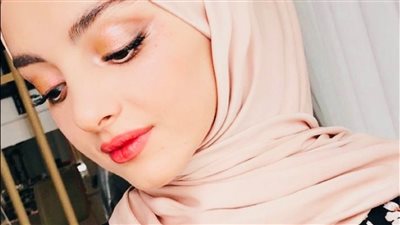 فتاة وحيدة في الصحراء